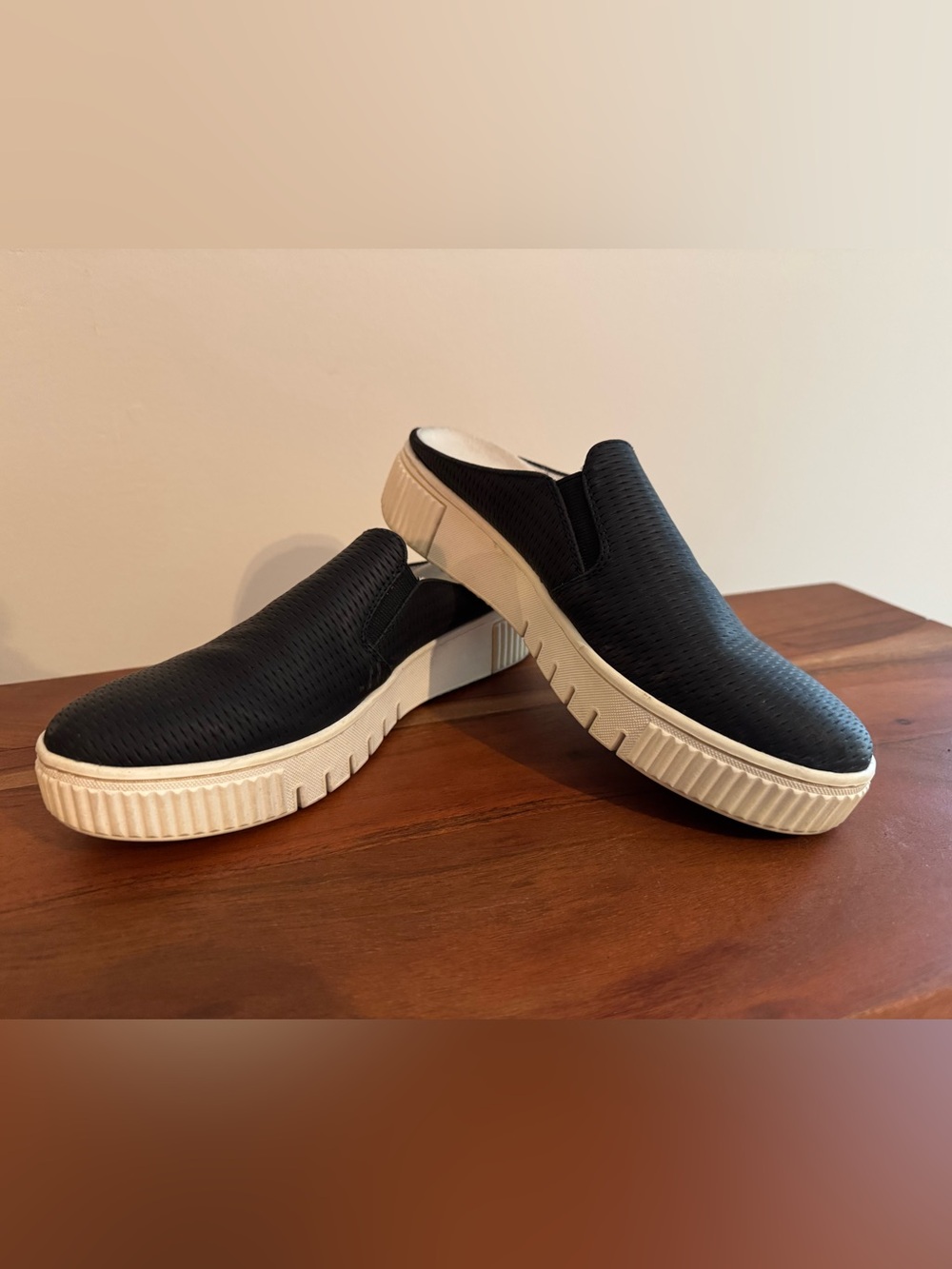 Women’s Naturalizer Soul Black and White Slip on Clogs/Mules sz 7